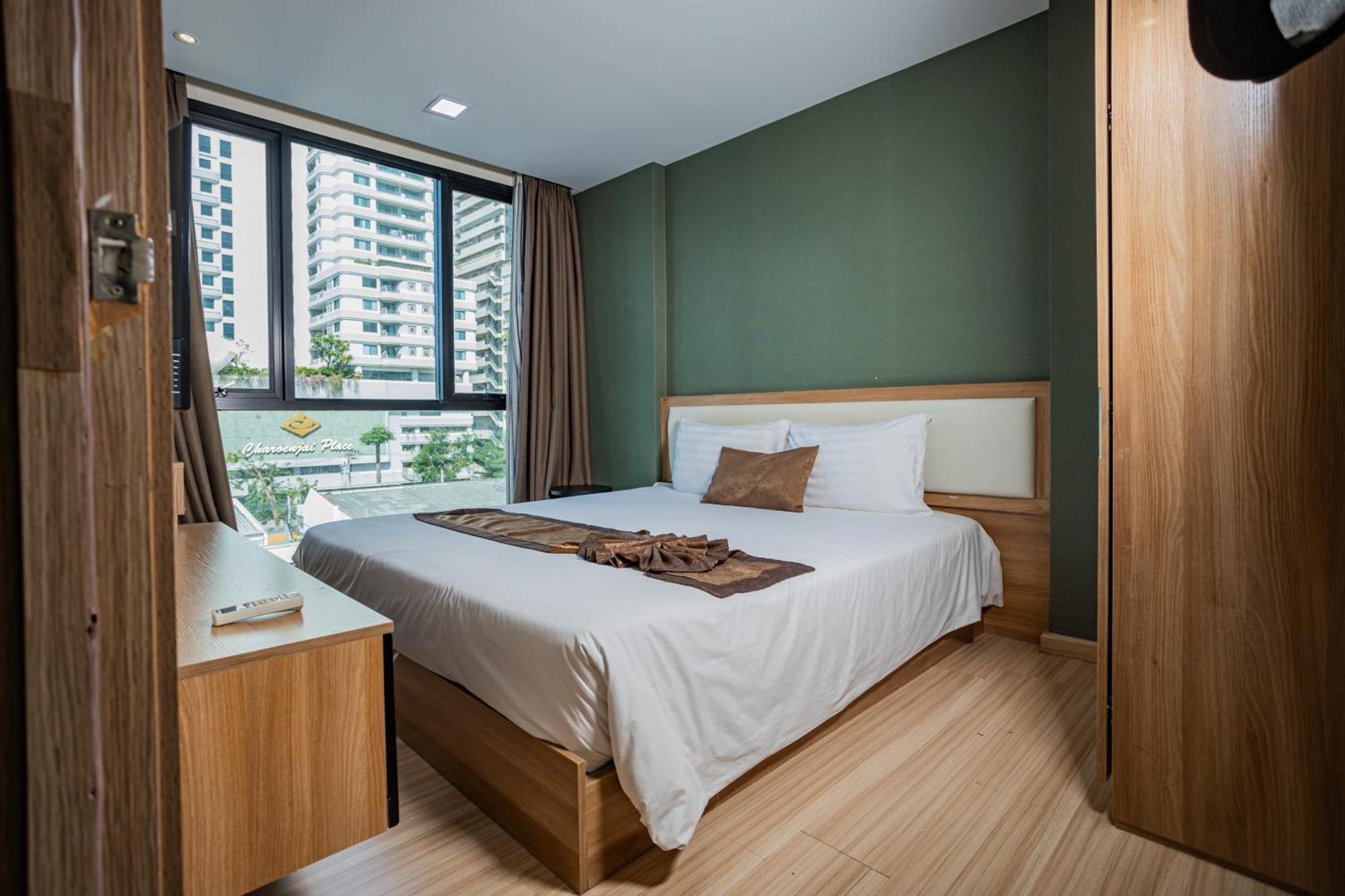Ramada By Wyndham Ekamai Residences מלון דירות בנגקוק