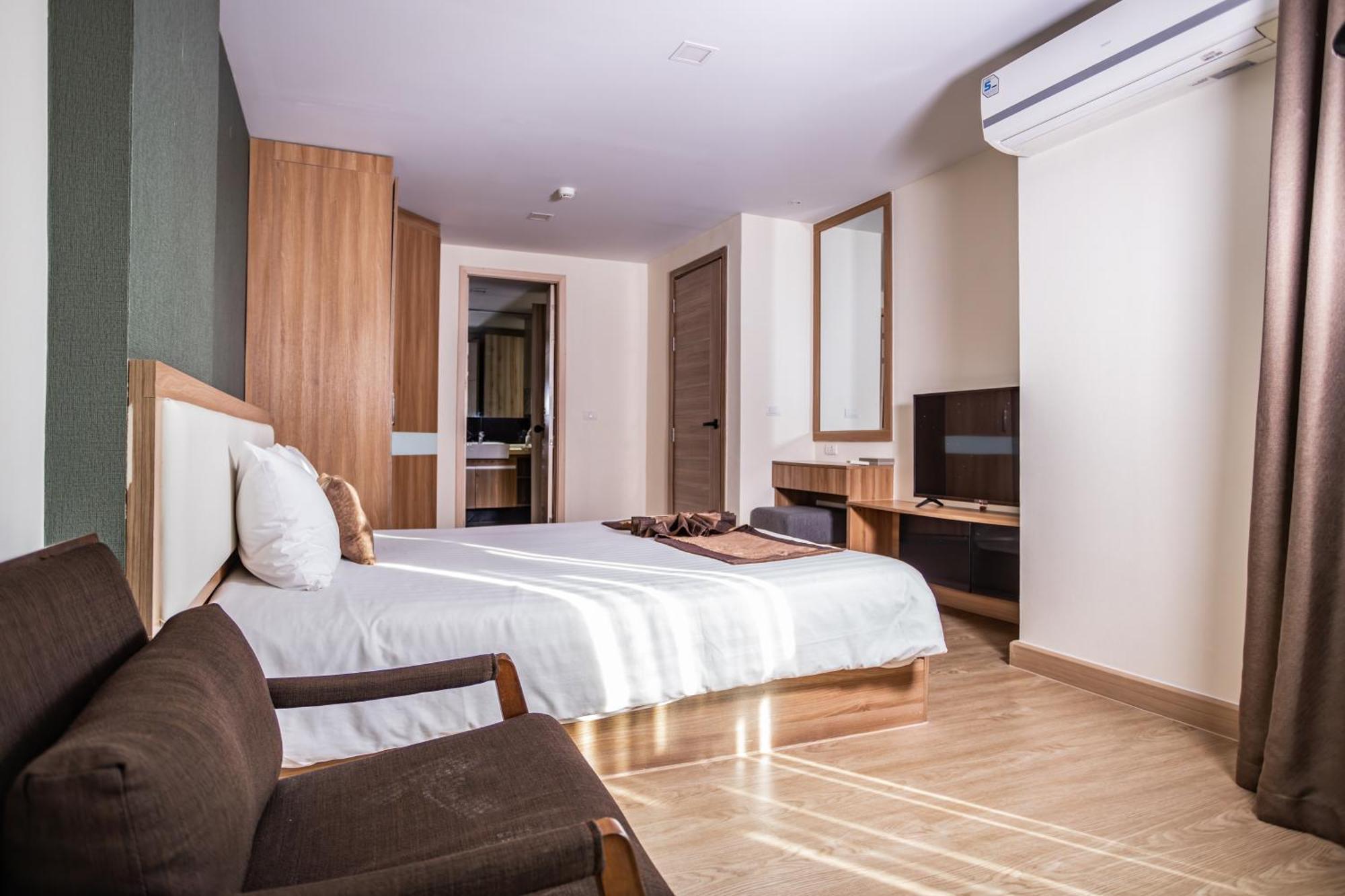Ramada By Wyndham Ekamai Residences מלון דירות 3*
