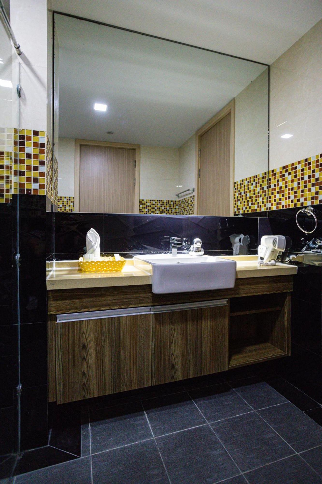 Ramada By Wyndham Ekamai Residences מלון דירות
