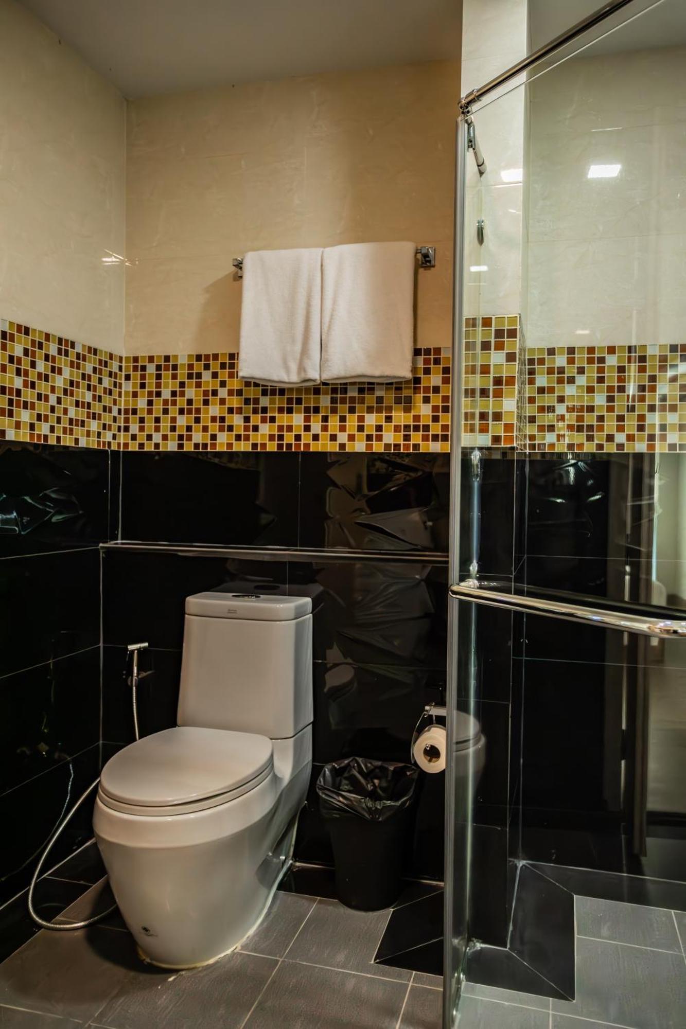 Ramada By Wyndham Ekamai Residences מלון דירות