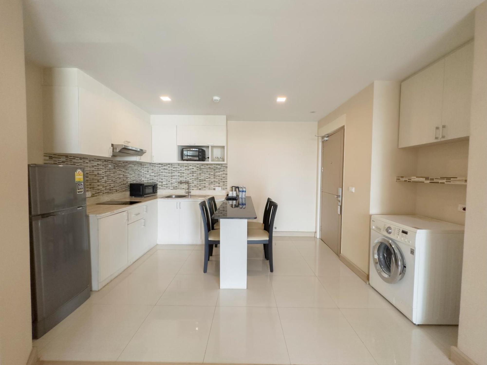 Ramada By Wyndham Ekamai Residences מלון דירות בנגקוק