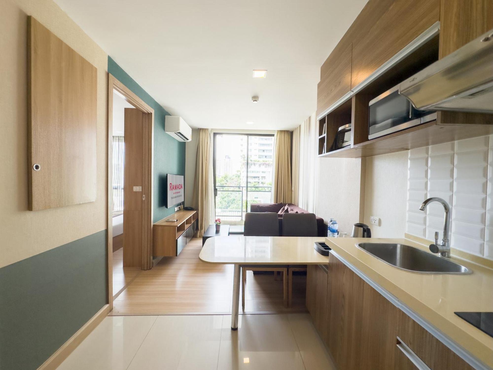 Ramada By Wyndham Ekamai Residences מלון דירות 3*